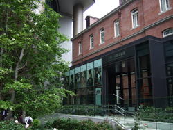 三菱一号館美術館の中庭からの入口.JPG