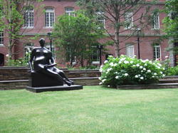 中庭、ヘンリー・ムーア「腰かける女」１９５７年と紫陽花.JPG